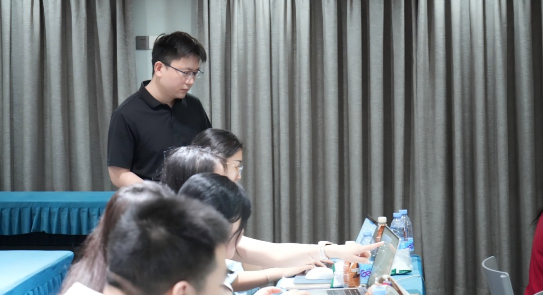 7879348c8a44badabab98a269a9c4a8b.jpg 深圳仨合科技有限公司亚马逊高阶特训营江小鱼老师授课现场照.jpg